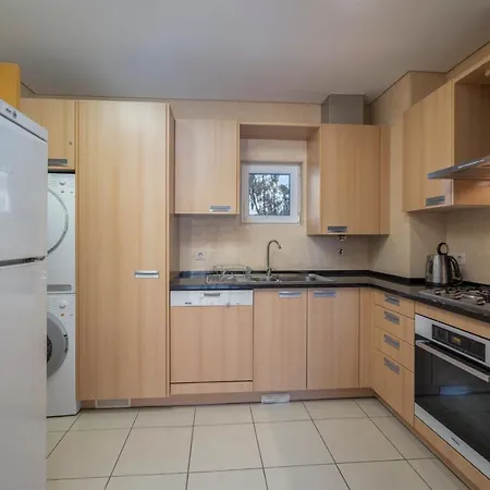 Апартаменти Beautiful 1-bed In Албуфейра
